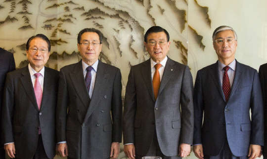 지난 2일 서울 소공동 롯데호텔에서 박삼구 한중우호협회장(금호아시아나그룹 회장)이 북핵 6자회담 참석차 방한한 우다웨이 중국 외교부 한반도사무특별대표를 만나 환담했다. (왼쪽부터)유명환 전 외교부 장관, 우다웨이 중국 외교부 한반도 특별대표, 박삼구 한중우호협회장(금호아시아나그룹 회장), 추궈홍 주한 중국대사가 기념사진을 찍고 있다. <금호아시아나 제공>